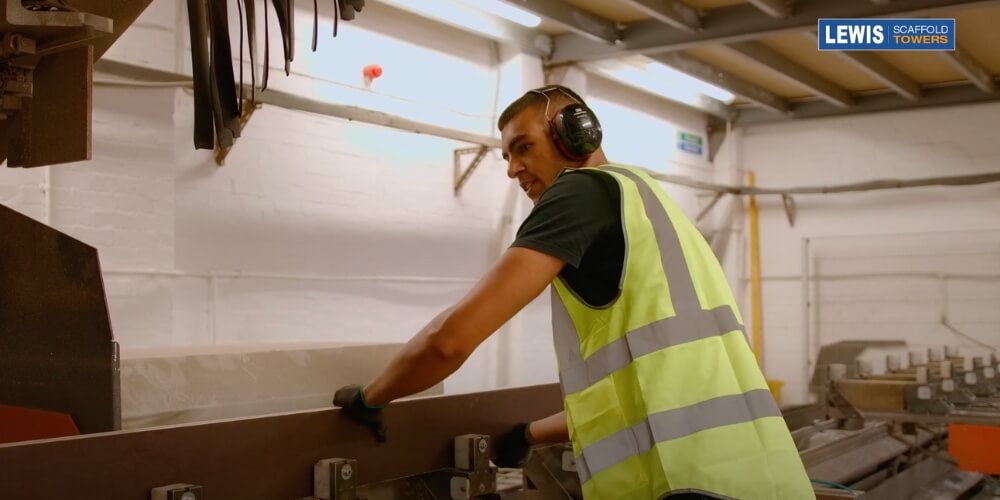 Folding Toe-board - How It’s Made 4 clamping toe-board planks 1